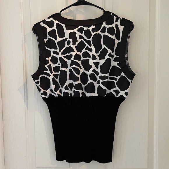 Sleeveless black and white top in XL - Picture 2 of 5